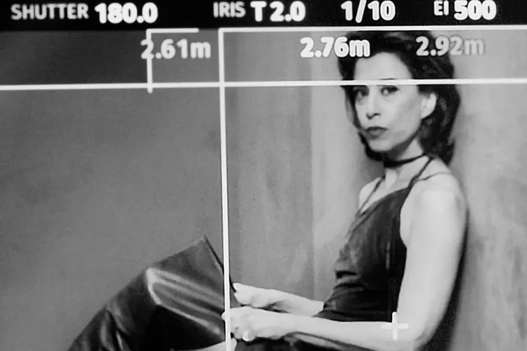 Fernanda Torres estreia em campanha de moda como estrela de grife de sapatos