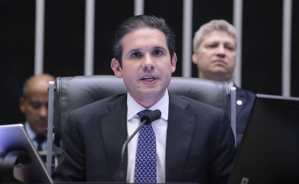 Hugo Motta vai debater economia com governadores e empresários em Brasília