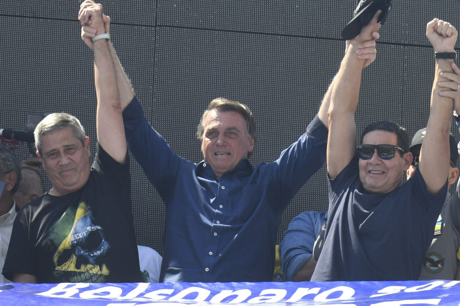 O ex-presidente Jair Bolsonaro, ao lado do ex-vice-presidente Hamilton Mourão e do ex-ministro da Casa Civil, Walter Braga Netto, durante manifestação em Brasília, em 7 de setembro de 2021