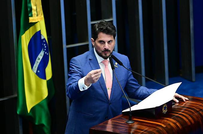 Moraes suspende uso de tornozeleira pelo senador Marcos do Val