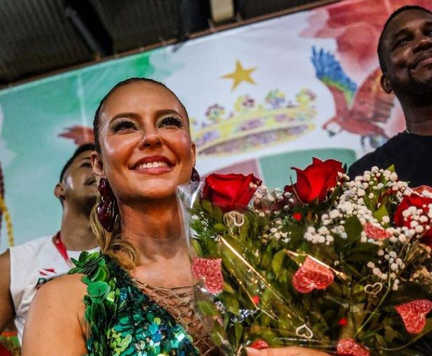 Paolla Oliveira homenageada na quadra da Grande Rio