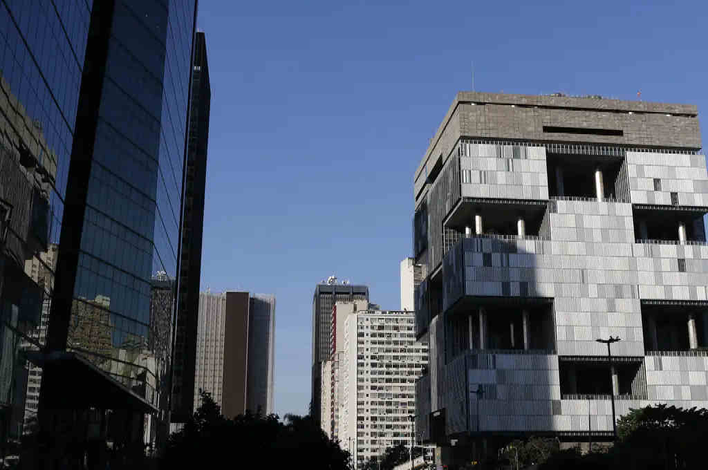 Petróleo derrete e atinge Petrobras, após China retaliar Estados Unidos com tarifa de 84%