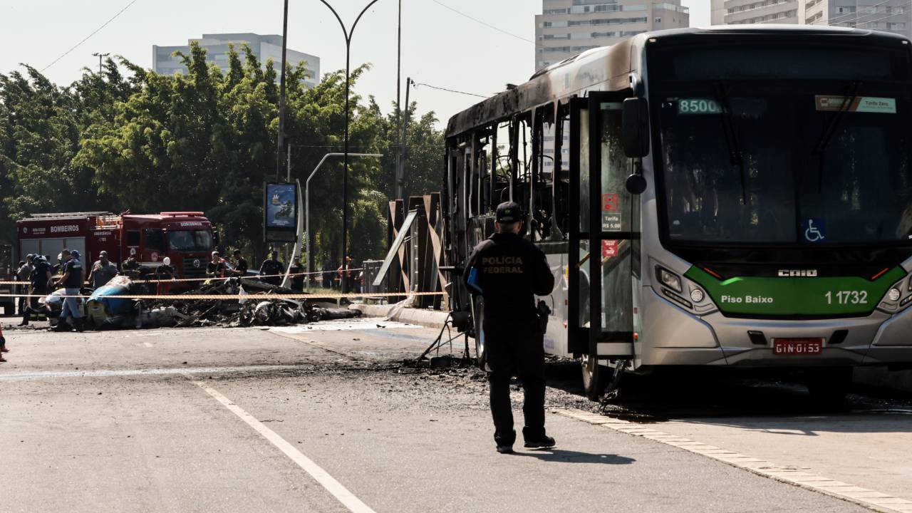 São Paulo (SP) 07/02/2025 - Acidente envolvendo um avião de pequeno porte que caiu na avenida Marquês de São Vicente, após decolar do Campo de Marte.