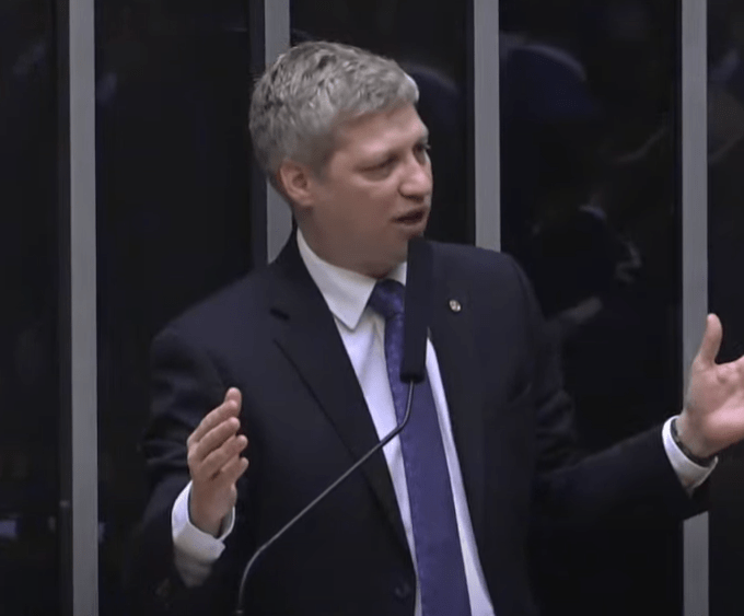 Candidato à presidência da Câmara pede o impeachment de Lula em discurso
