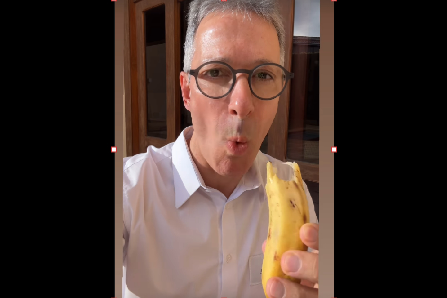 governador de Minas Gerais, Romeu Zema, comendo uma banana com casca para atacar o presidente Lula