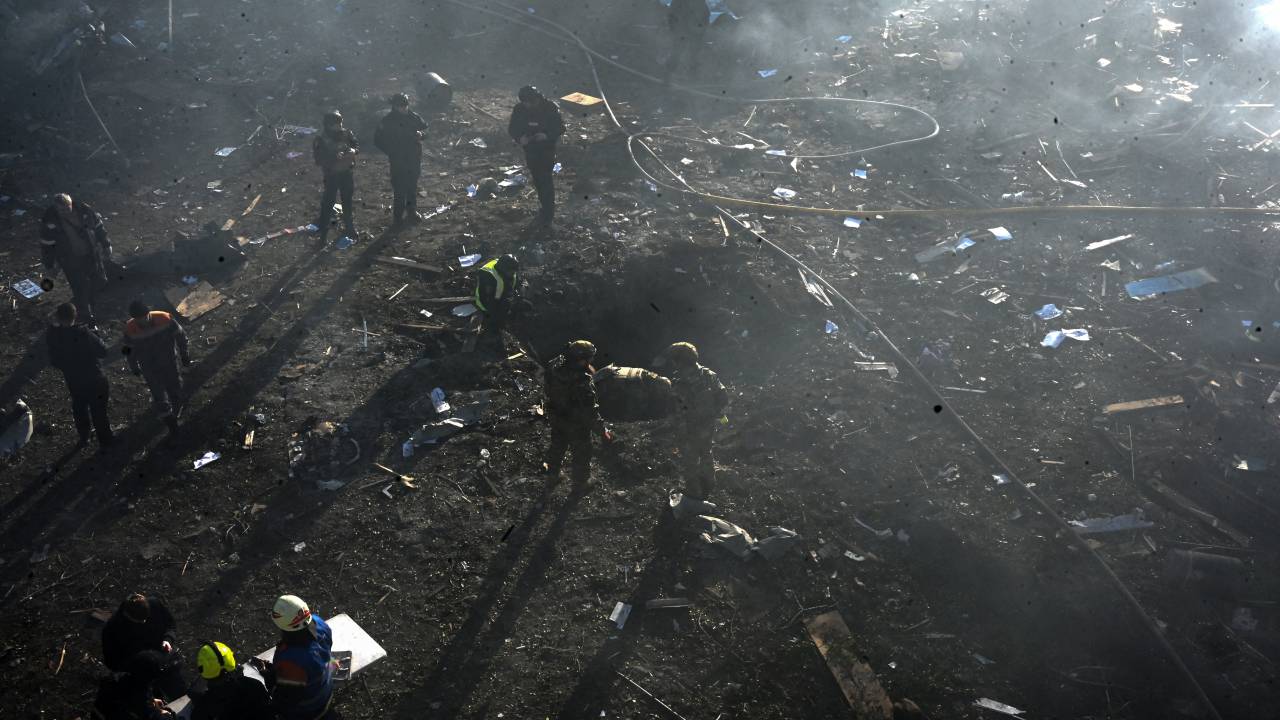 Rescuers and policemen work at a site of a Russian strike in Kharkiv on March 7, 2025, amid the Russian invasion of Ukraine. The Ukrainian air force said Russia had launched at least 58 missiles and nearly 200 drones, damaging energy facilities across the country from Kharkiv in the east to Ternopil in the west. (Photo by SERGEY BOBOK / AFP)