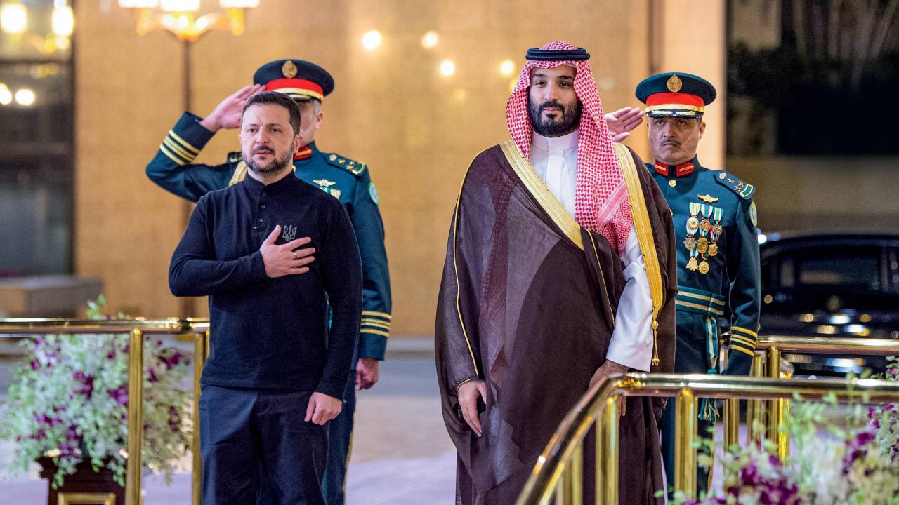 CADA UM NA SUA - Zelensky, o conciliador, é recebido por MBS, o príncipe pacificador: concessões à vista