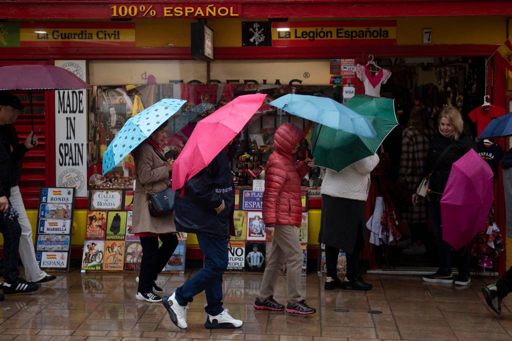 Tempestade causa alagamentos e bloqueios de estradas e ferrovias na Espanha