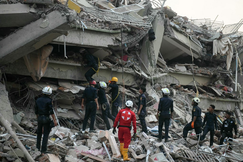 Rescuers search for survivors trapped in the collapsed Sky Villa Condominium building in Mandalay on March 29, 2025, a day after an earthquake struck central Myanmar. Rescuers pulled a woman alive from the wreckage of a collapsed apartment building in Mandalay on March 29, AFP journalists saw, 30 hours after a devastating quake hit Myanmar. (Photo by Sai Aung MAIN / AFP)