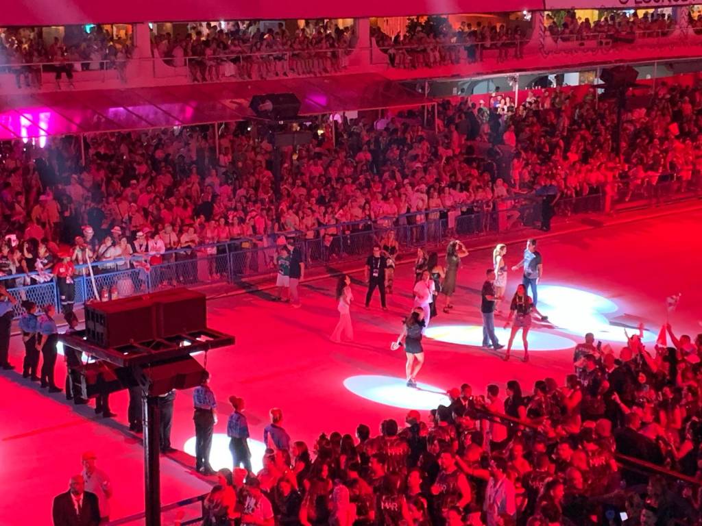 O desrespeito de convidados de camarotes à regra da Liesa em desfile