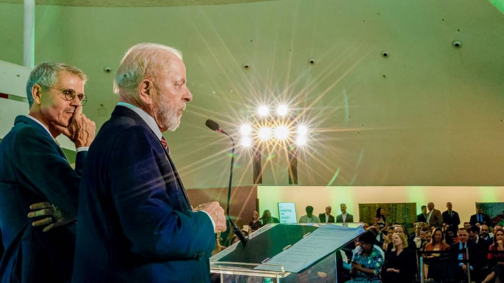 Lula aposta na lábia para resgatar popularidade, mas gafes alegram oposição