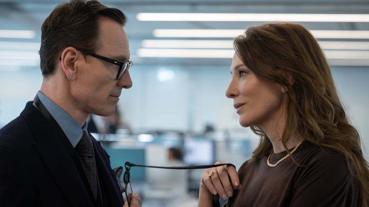 Da esquerda para a direita: Michael Fassbender como George Woodhouse e Cate Blanchett como Kathryn St. Jean em filme novo do diretor Steven Soderbergh, "Código Preto", um lançamento da Focus Features.