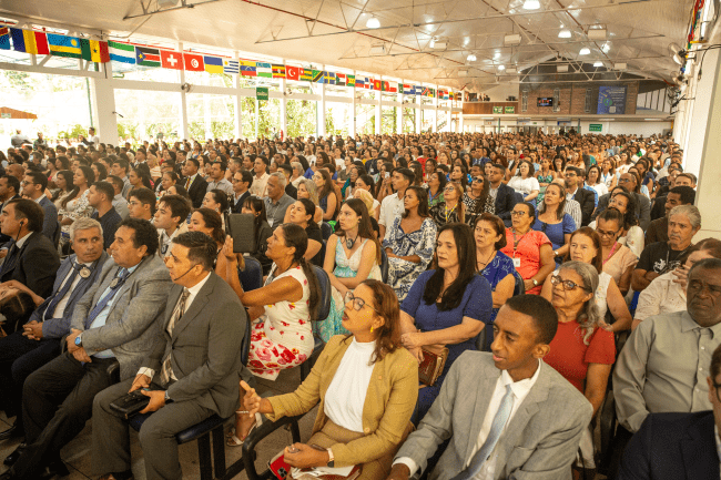A Ceia Mundial ocorre como uma continuidade de outra grande festa espiritual conhecida como “Trombetas e Festas”, realizada no final de 2024