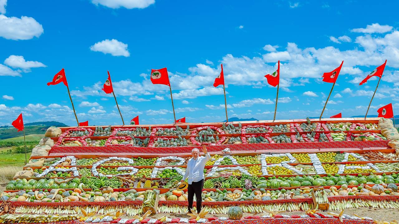 O presidente Luiz Inácio Lula da Silva visitou áreas de produção de goiaba, café e milho em acampamento do MST em Campo do Meio (MG)
