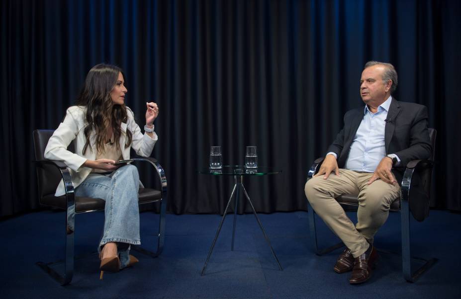 A jornalista Marcela Rahal durante entrevista com o senador Rogério Marinho (PL)