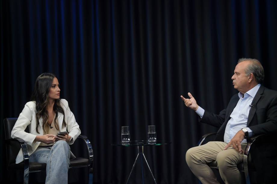 A jornalista Marcela Rahal durante entrevista com o senador Rogério Marinho (PL)