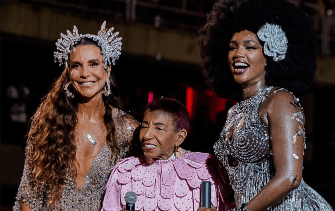 O beijo triplo entre Ivete, Iza e Leci Brandão na Sapucaí