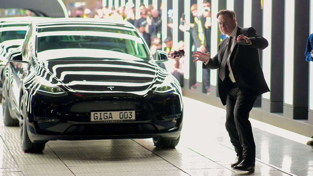 Tesla Officially Opens Gruenheide Gigafactory O SHOWMAN - O empresário no tempo de bonança: símbolo de uma era elétrica
