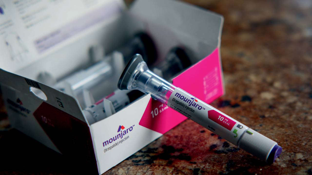 CARLSBAD, CA-NOV 30TH: Mounjaro injection pen on display at Rachel Graham's home in Carlsbad, CA on Wednesday, November 30, 2022. Graham has battled excess weight for years, cycling through trendy diets, various drugs, and even bariatric surgery. she started a new medication, Mounjaro, and now is 30 pounds lighter(Photo by Sandy Huffaker for The Washington Post via Getty Images)