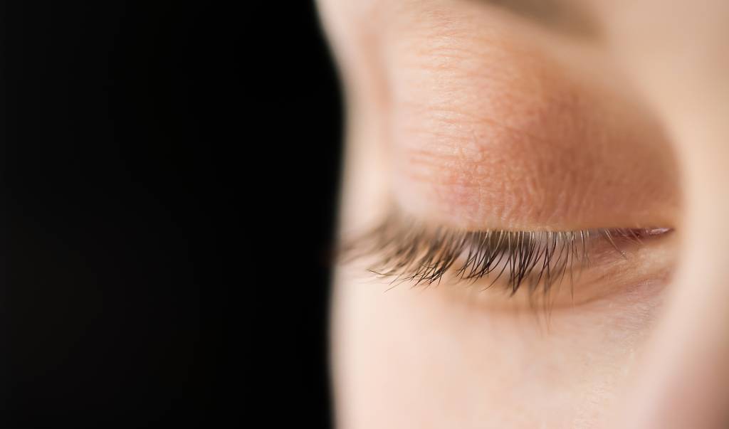Suas pálpebras tremem? Entenda as causas e saiba quando se preocupar