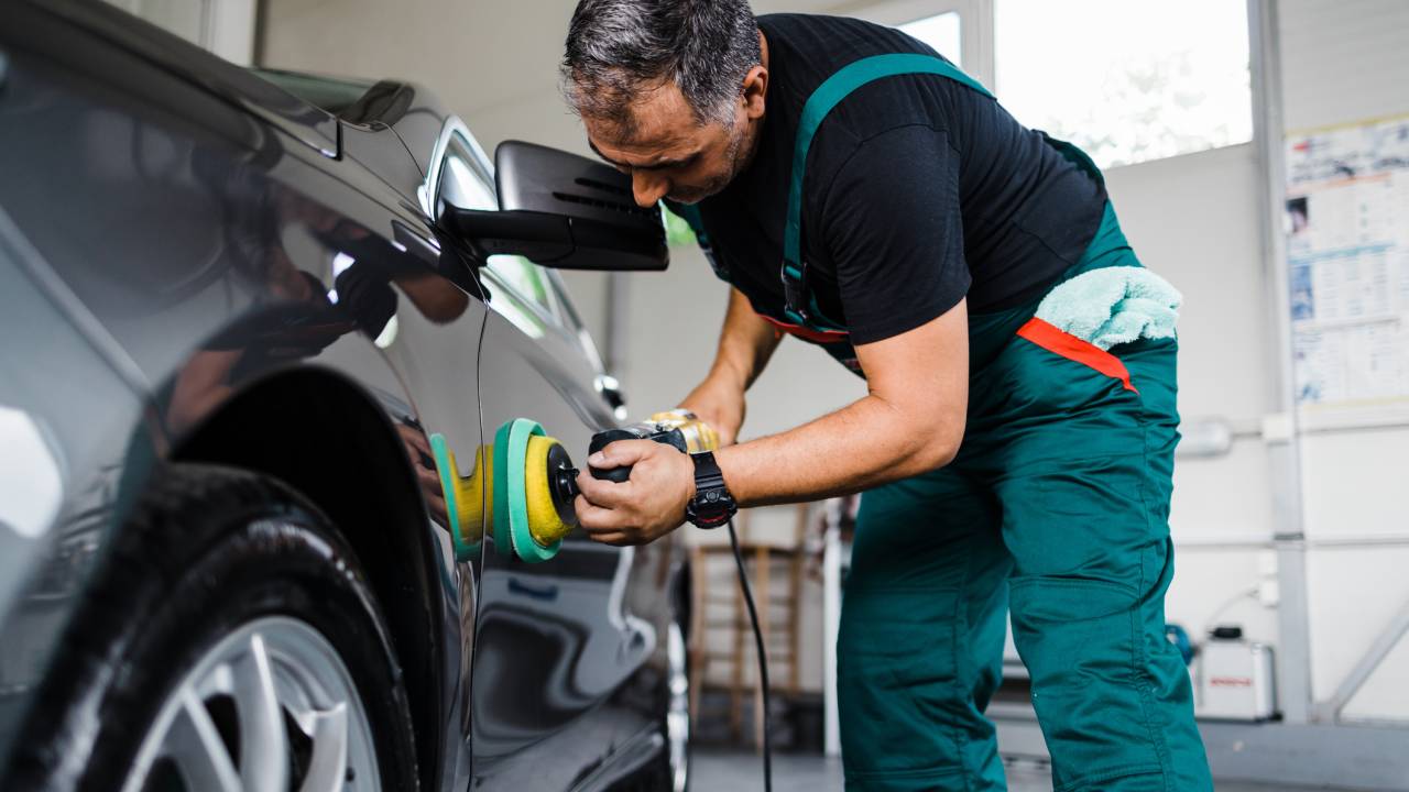 Polimento de automóvel em oficina na Europa