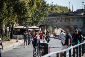 Pedestres caminham ao longo do rio Sena, em Paris, em 2023