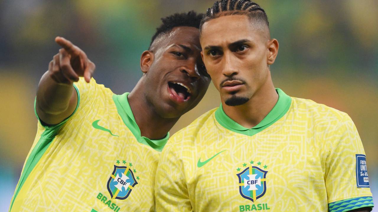 SALVADOR, BRAZIL - NOVEMBER 19: Vinicius Junior and Raphinha of Brazil talk as they line up prior to the South American FIFA World Cup 2026 Qualifier match between Brazil and Uruguay at Arena Fonte Nova on November 19, 2024 in Salvador, Brazil. (Photo by Pedro Vilela/Getty Images)