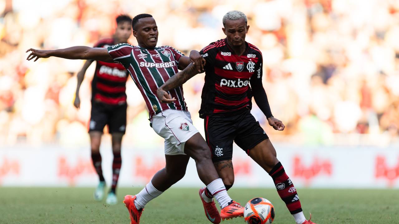 RIO DE JANEIRO, BRAZIL - FEBRUARY 08: Jhon Arias (L) of Fluminense battles for the ball with Wesley (R) of Flamengo during the match between Fluminense and Flamengo as part of Campeonato Carioca 2025 at Maracana Stadium on February 08, 2025 in Rio de Janeiro, Brazil. (Photo by Ruano Carneiro/Getty Images)