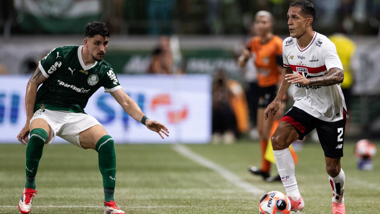 SAO PAULO, BRAZIL - FEBRUARY 16: Igor Vinícius of São Paulo competes for the ball with Joaquín Piquerez of Palmeiras during the Campeonato Paulista A1 2025 football match between Palmeiras and São Paulo at Allianz Parque on February 16, 2025 in Sao Paulo, Brazil. (Photo by Marco Galvao/Sports Press Photo/Getty Images)