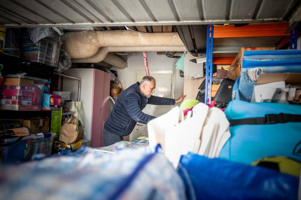 acumulador, bagunça, Mature men get lost in the fully packed-garage