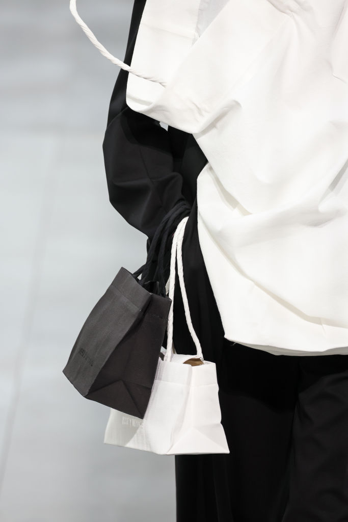 Issey Miyake: Runway – Paris Fashion Week – Womenswear Fall/Winter 2025-2026 Issey Miyake: bolsa que imitam sacolas de loja