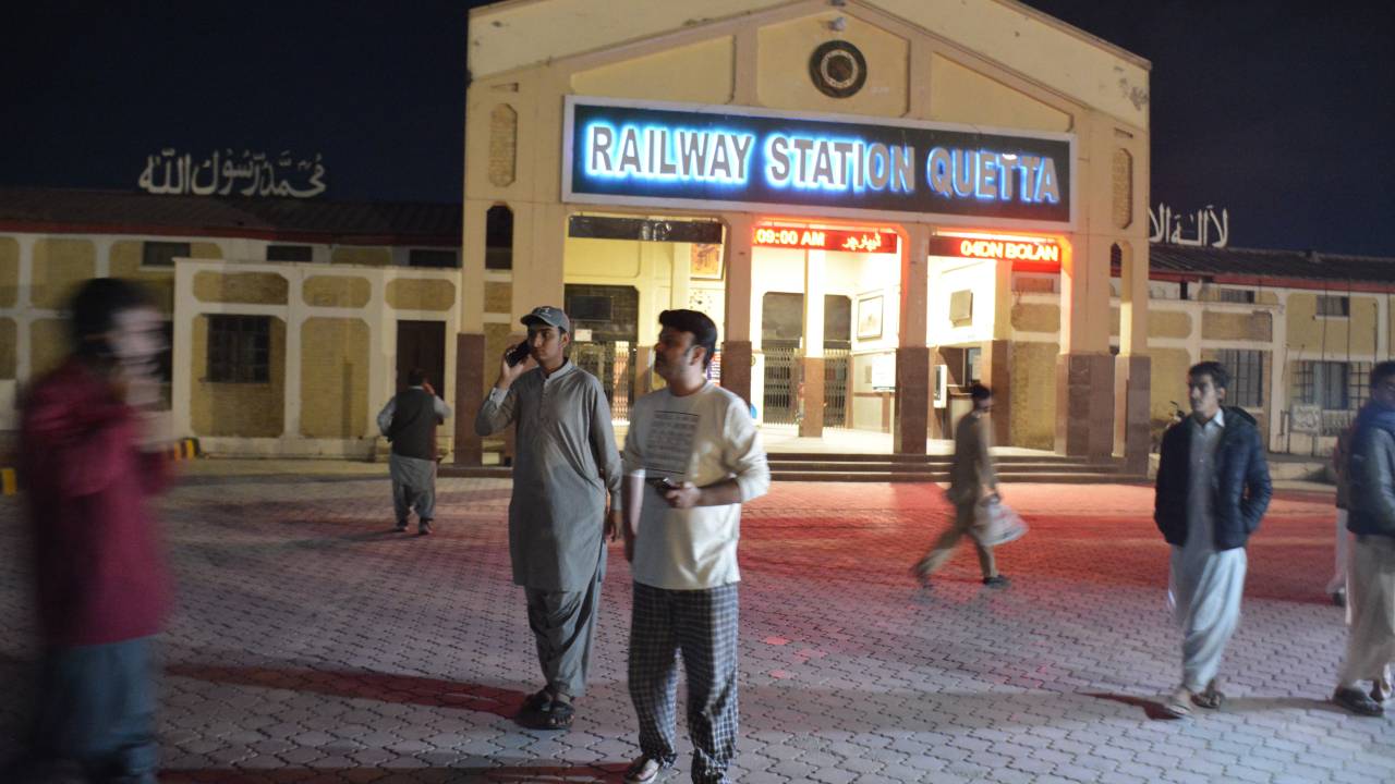 Parentes dos passageiros se reúnem do lado de fora da Estação Ferroviária de Quetta após o ataque ao trem Jaffar Express na área de Bolan, no Baluchistão