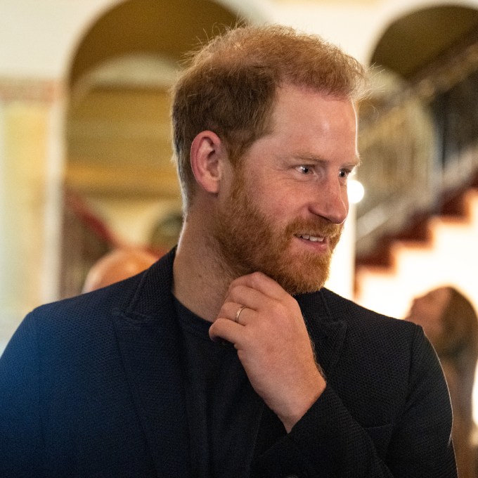 Príncipe Harry volta ao Reino Unido e alimenta rumores de reconciliação com Charles III