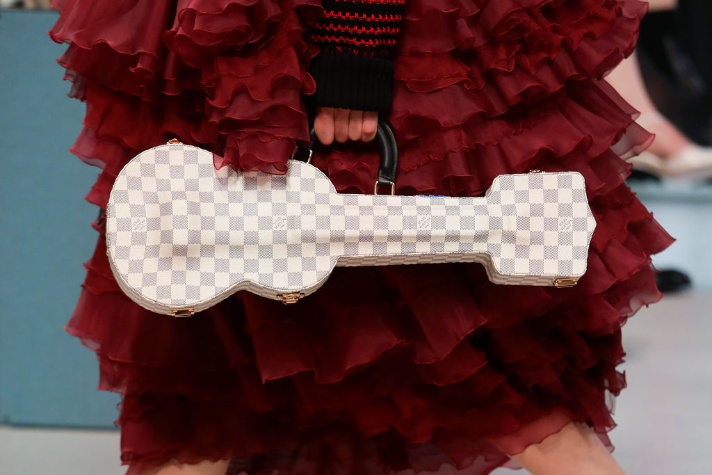 Louis Vuitton: Runway – Paris Fashion Week – Womenswear Fall/Winter 2025-2026 Louis Vuitton: bolsa como um porta violino