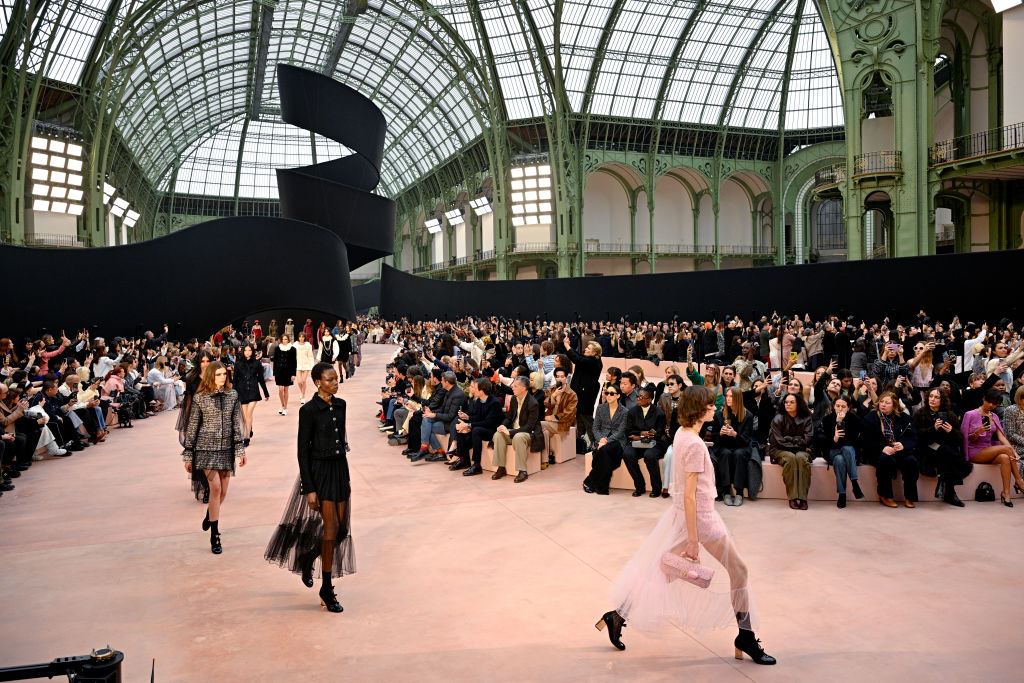 Modelos desfilam para a Chanel em Paris: é profissão séria