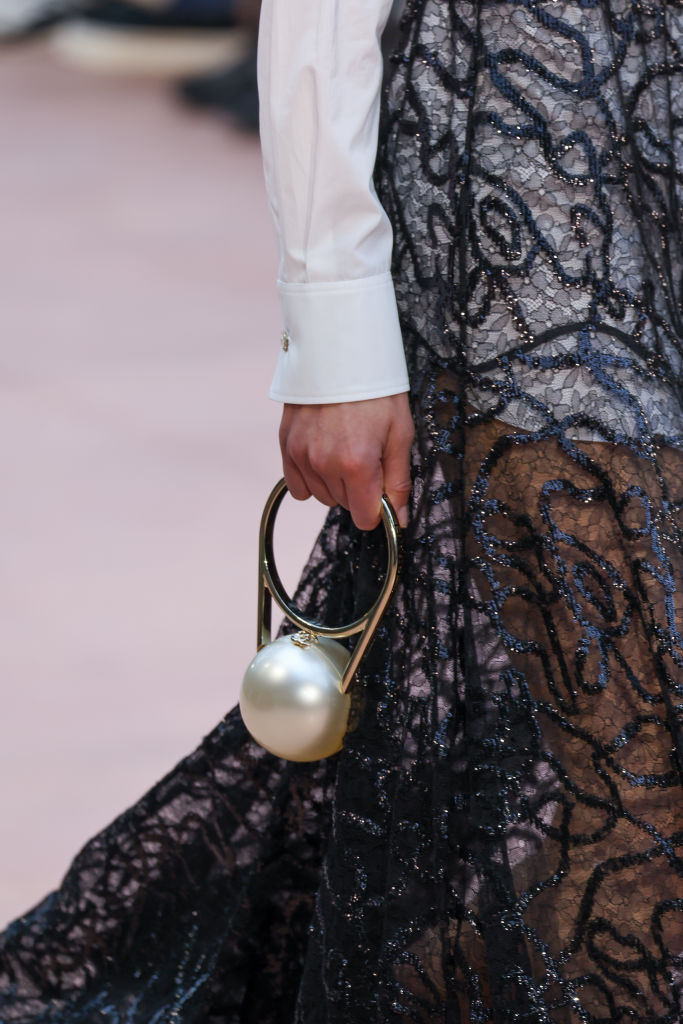 Chanel: Runway – Paris Fashion Week – Womenswear Fall/Winter 2025-2026 Chanel: as pérolas foram parar até na bolsa