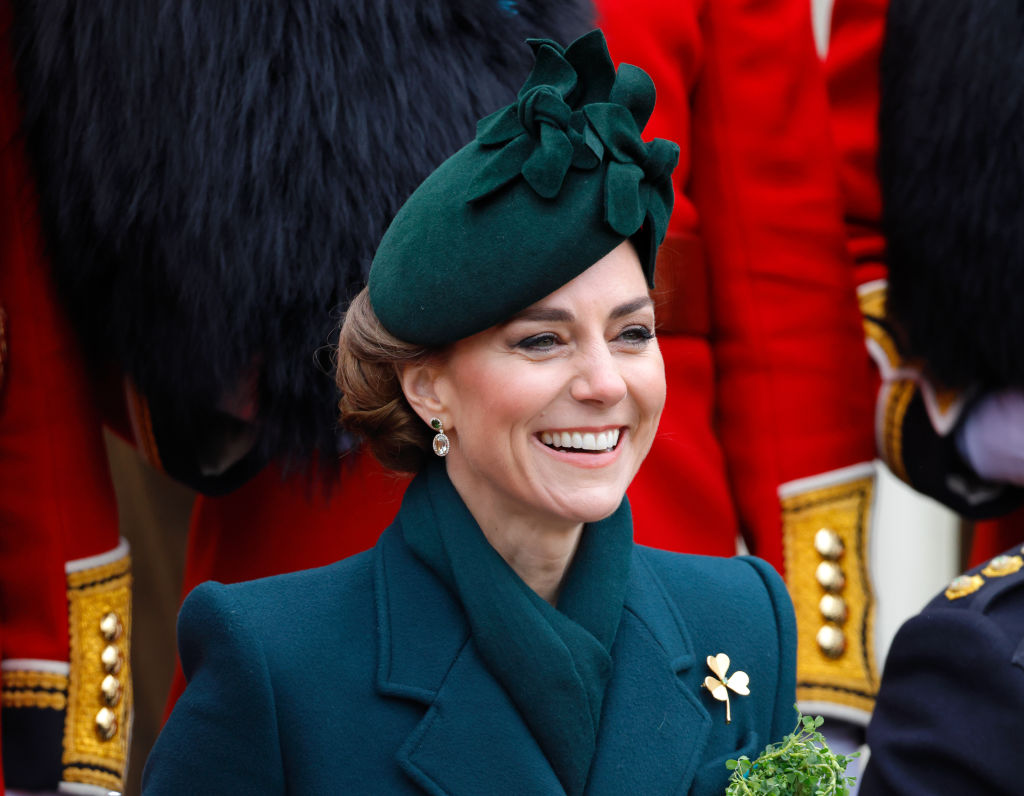 Após não querer chamar a atenção pela roupa, Kate Middleton surge com visual arrasador em desfile real