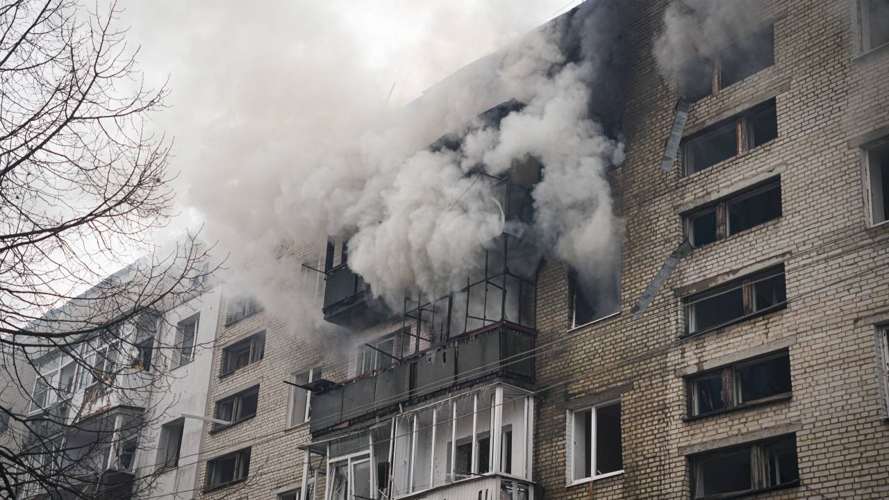 Fumaça sobe de um prédio residencial danificado após bombardeio russo em Sumy, na Ucrânia. 24/03/2025