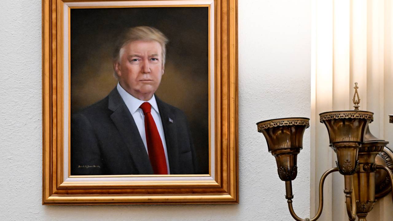 Uma pintura do presidente Donald Trump está pendurado em uma parede na rotunda no terceiro andar do Capitólio Estadual do Colorado em Denver, Colorado, em 24 de março de 2025