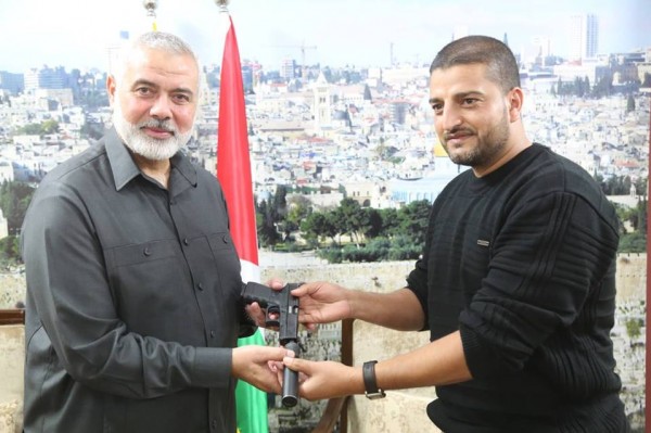 Ismail Haniyeh (à esquerda), antigo chefe do Hamas que foi morto no ano passado, e Osama Tabash (à direita).