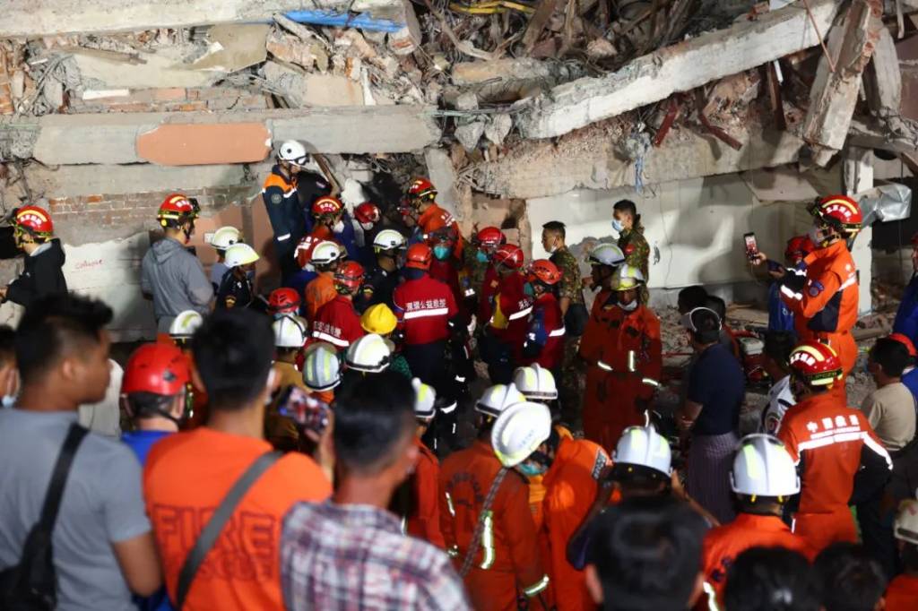 Mulher é resgatada com vida após quase 60 horas soterrada em Mianmar