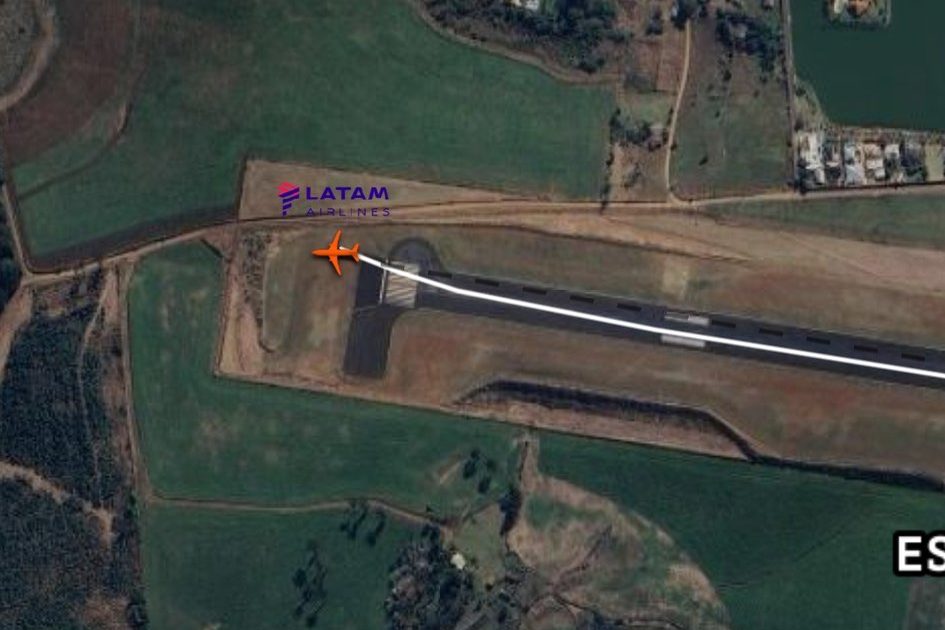 Avião da Latam sai da pista ao pousar e para em gramado em Chapecó