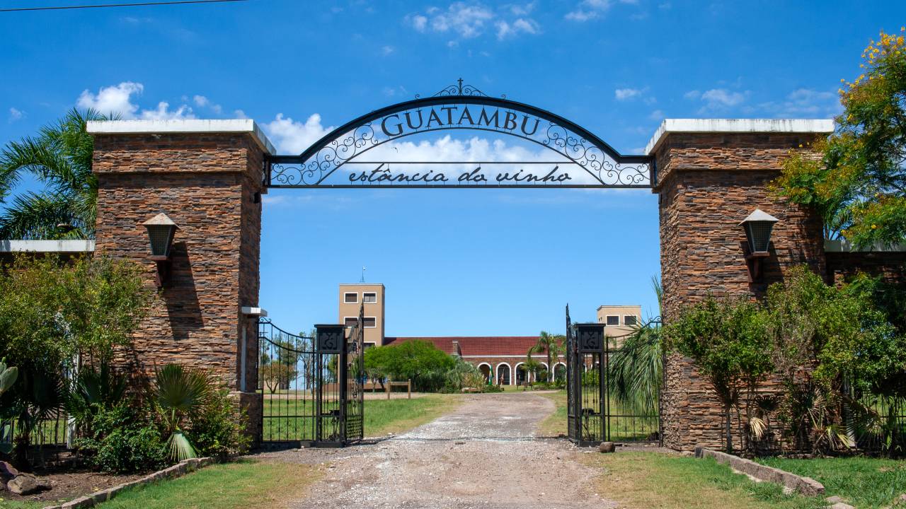 Entrada da Vinícola Guatambu, em Dom Pedrito, na Campanha Gaúcha