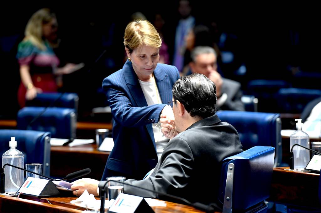 Oposição lidera reação do país na guerra comercial de Trump