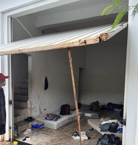PRECARIEDADE: indígenas dormiam em colchões no chão úmido e instalações estavam infestadas por insetos
