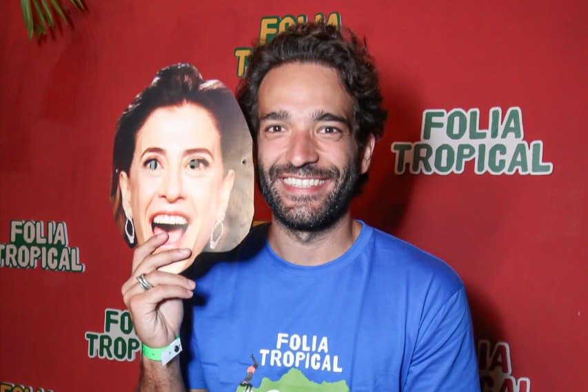 Humberto Carrão, com máscara em apoio a Fernanda Torres, na Marquês de Sapucaí, no Rio de Janeiro. 02/03/2025
