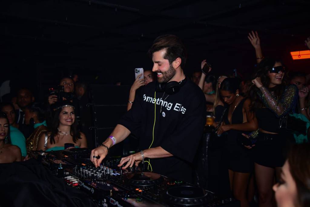 Sem samba, Alok desponta com eletrônica na Sapucaí