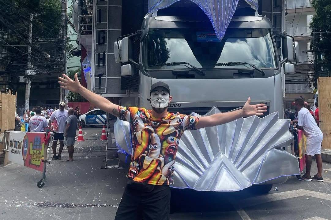 Evaristo Costa disfarçado na frente de trio elétrico em Salvador