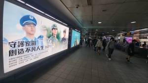 Propaganda do serviço militar obrigatório no metrô de Taipé: medo crescente de invasão