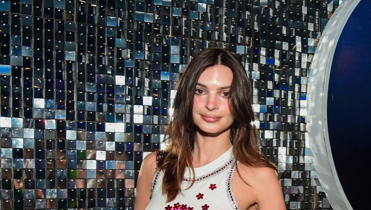 Emily Ratajkowski em camarote na Marquês de Sapucaí, no Rio de Janeiro. 04/03/2025